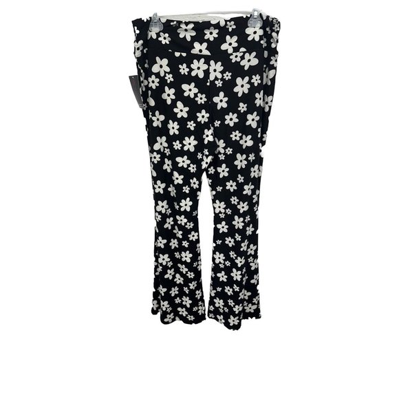 New No Boundaries Floral Knit Flare Pants XL Juniors Women Black‎ White - Picture 3 of 7
